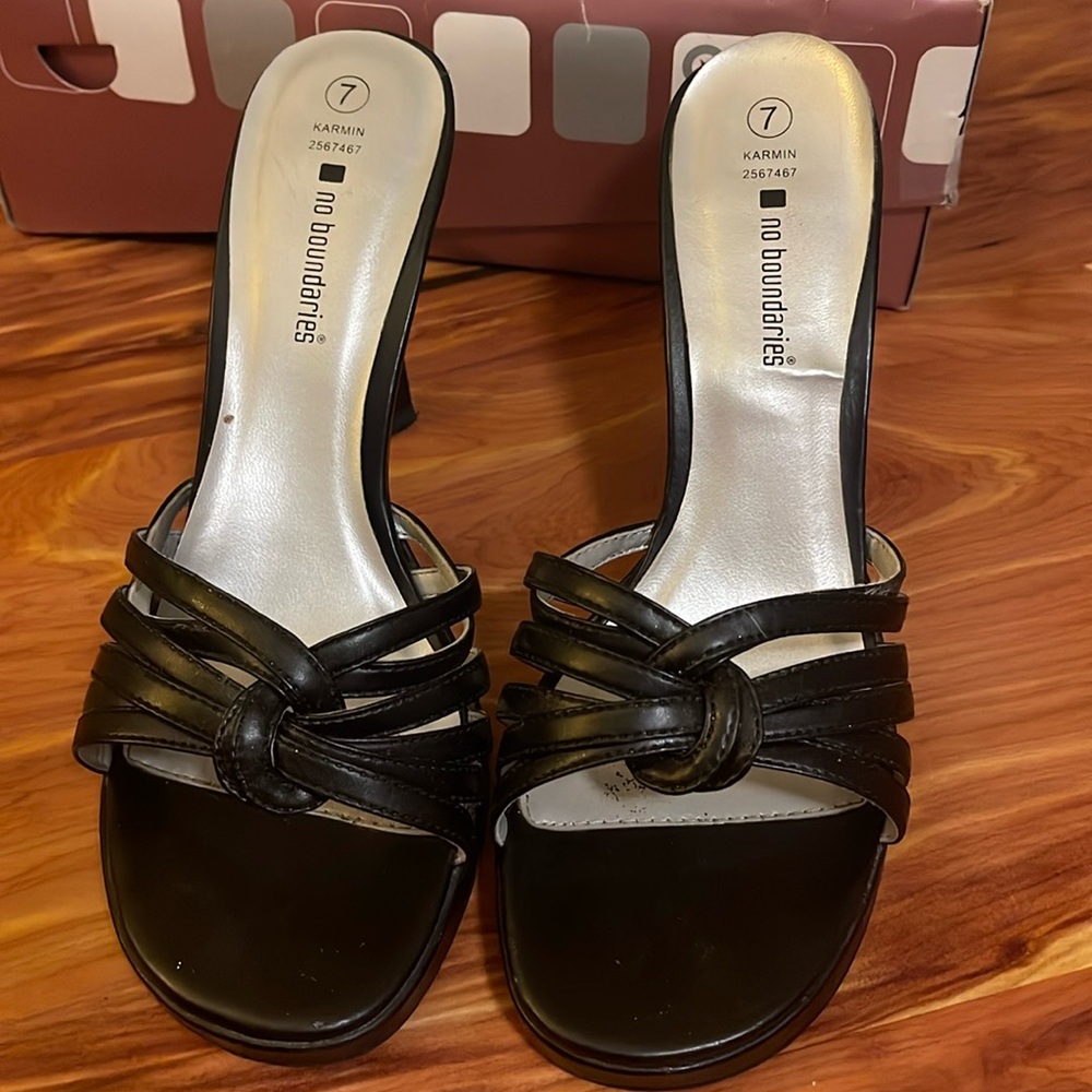 No boundaries black high heel